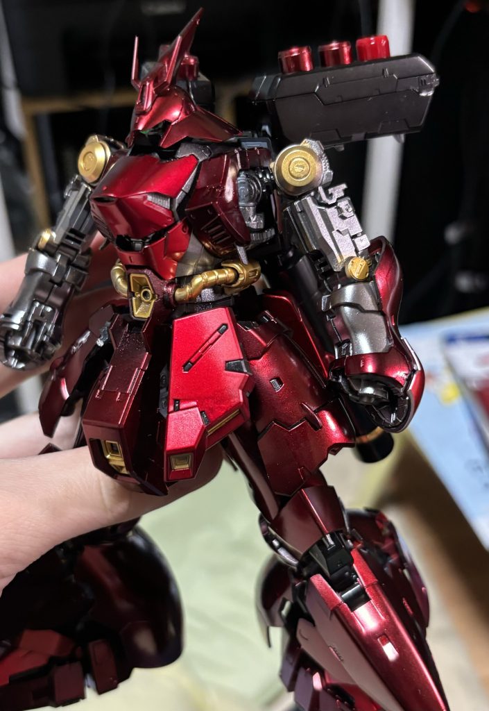 RGの緻密さはやっぱりすごいです。無くした顔の部分と腰パーツが目立ちますね🥲