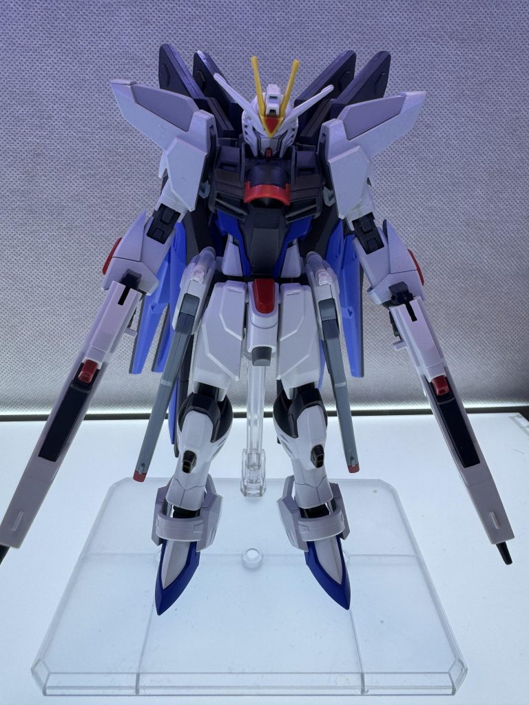 正面改修は…肩先を削り、プラ板を貼って平に胸部に別のパーツを貼る腰はイモータルジャスティスのモノに変更ライフリの関節にストフリのアーマーを装着フロントスカートをフリーダムに変更サイドアーマーは、フリーダムとストフリのレールガンをMIX膝スラスターをプラ板で埋めて、下向きに変更