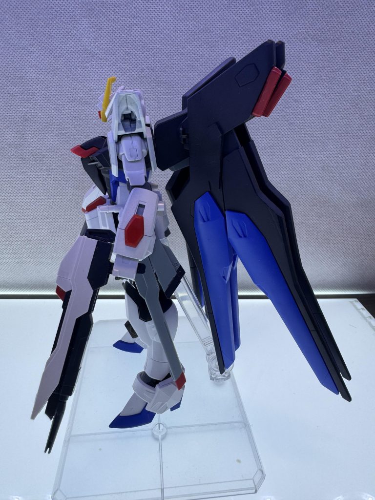 サイドバックパックは、HGCEストフリのモノを使用し、少しだけ形を変えています。ビームシールドを削って長さを調整