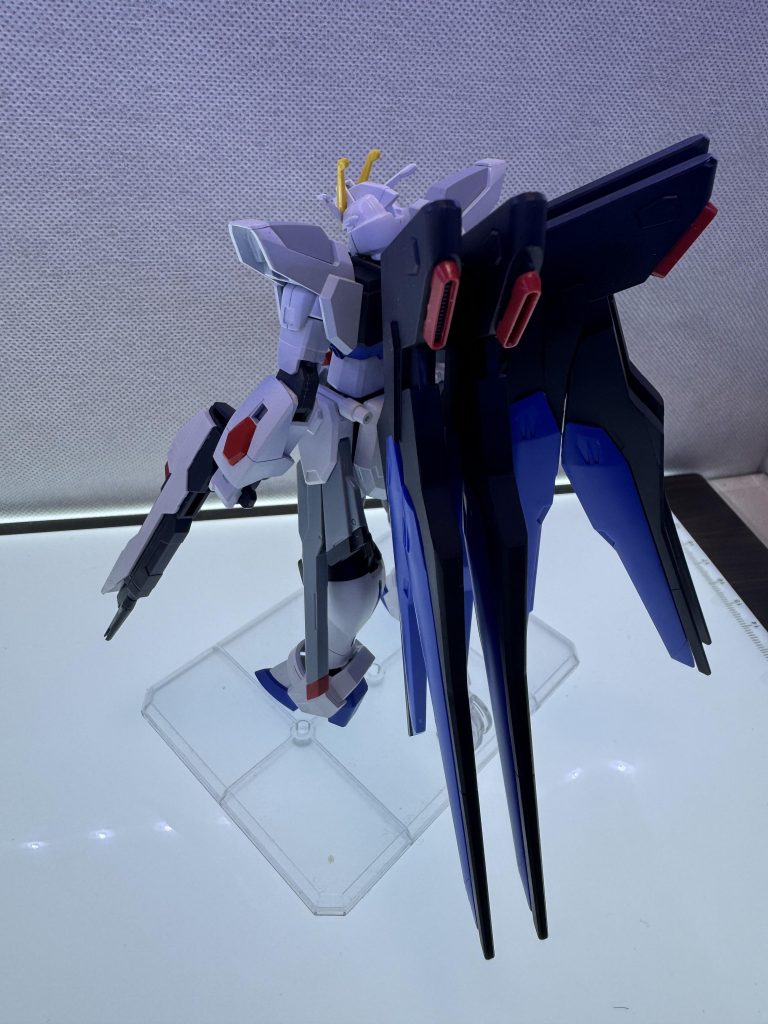 背面 リアスカートは、ライフリとストフリをMIX(写真には写っていませんが…)まだまだ、やりたい事(足の形状変更、スラスターの増設、etc…)はありますが、今出来ることを、やり切った感じです!…GBNがあればなぁ