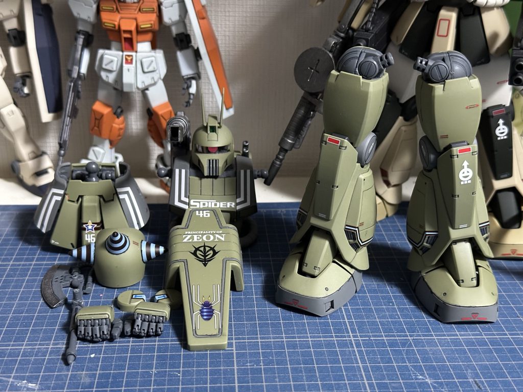 動力パイプと武装類が終わったら、ハンドパーツ→ヘッドパーツ→胴体→腕部→脚部とやっていきます。各部分ごとに合わせ目・パーティングライン処理、スミ入れ、部分塗装、ツヤ消しトップコート、マーキングもやってしまいます。仮アセンブルはやりません。