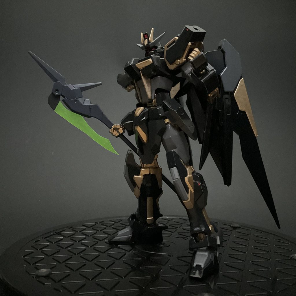 アニメ映像を見て「何かのミッション中に突然、中ボス的な存在感で飛来したら怖いかも」というイメージと妄想で制作、黒と金に塗ってみました。