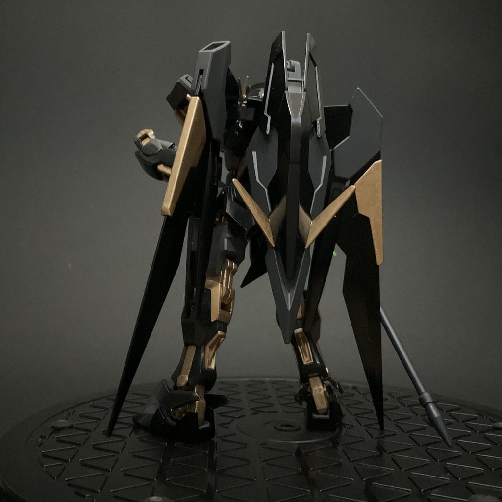 「ガンダムは翼をつければカッコよくなる」という説を信じて、手元にあった素組みのフェニーチェリナーシタから機首と翼を拝借しました。