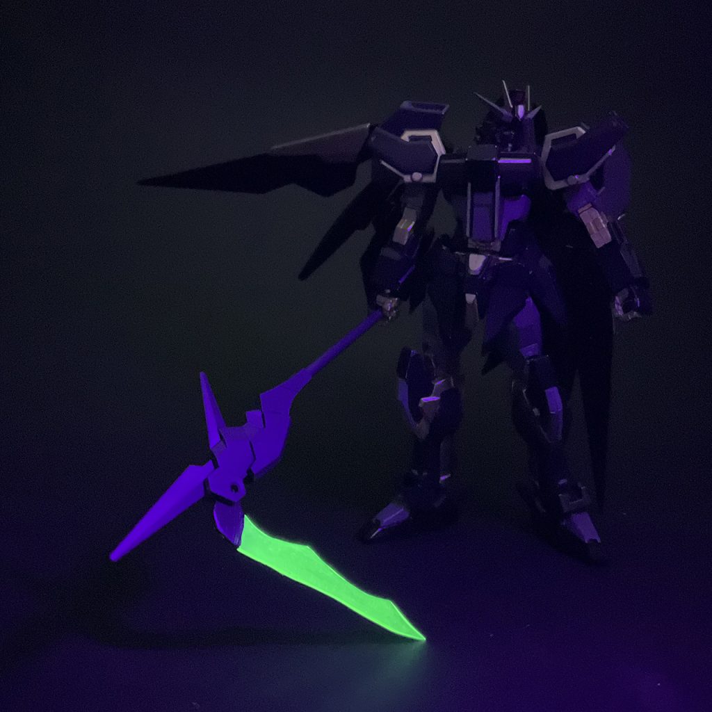 ・・・刃はクリアのランナータグから削り出し、UVライトで光るようにしました。