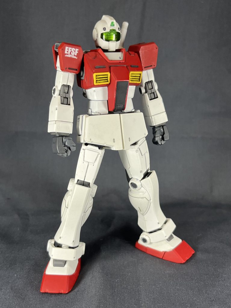 頭部はジムナイトシーカーから流用。胴体はジム・スレッガー機を使い、コックピットハッチはプラ板で自作しています。肩部はジムキャノン空間戦仕様を使用し、腕部はオリジンガンダムから拝借。握り手はジムカスタムなどのキットに付属するパーツを流用。