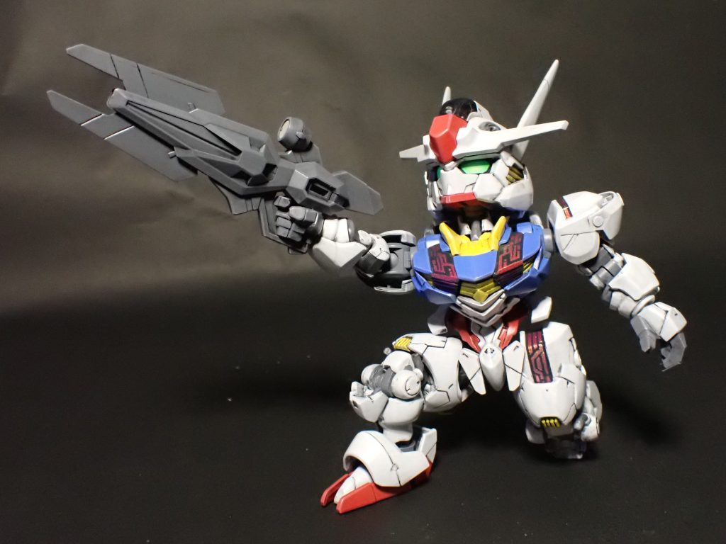顔を上に向けた際に、首のフレームが剥き出しにならないようにフレーム隠しの飾りパーツを入れております。