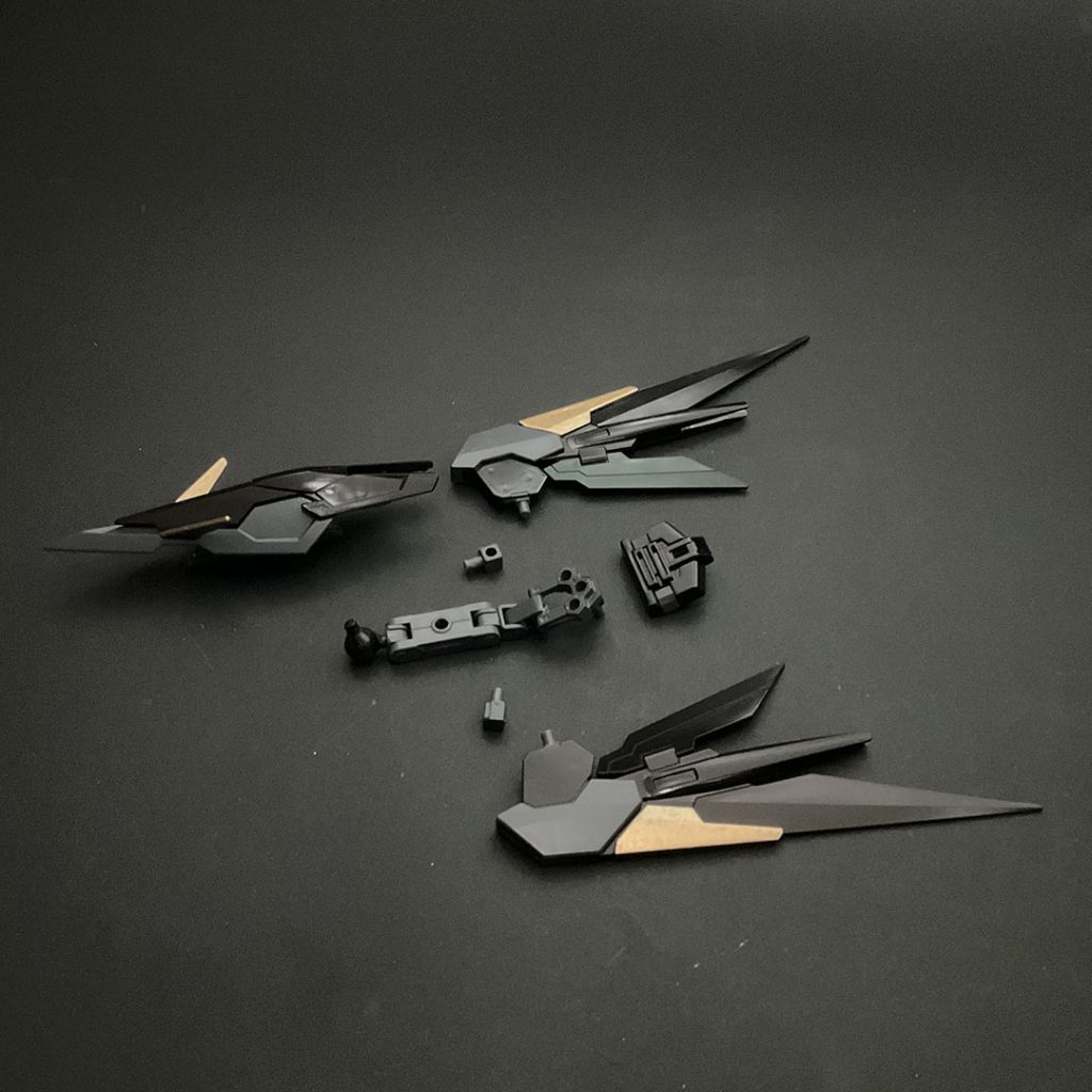 バックパックはこんな感じです。塗装は水性ホビーカラーとアクリジョン、一部ガンダムマーカーです。黒…水性ホビーカラーの黒、ミッドナイトブルー金…アクリジョンの金白…ガンダムマーカーのホワイトグレー…ガンダムマーカーのグレー