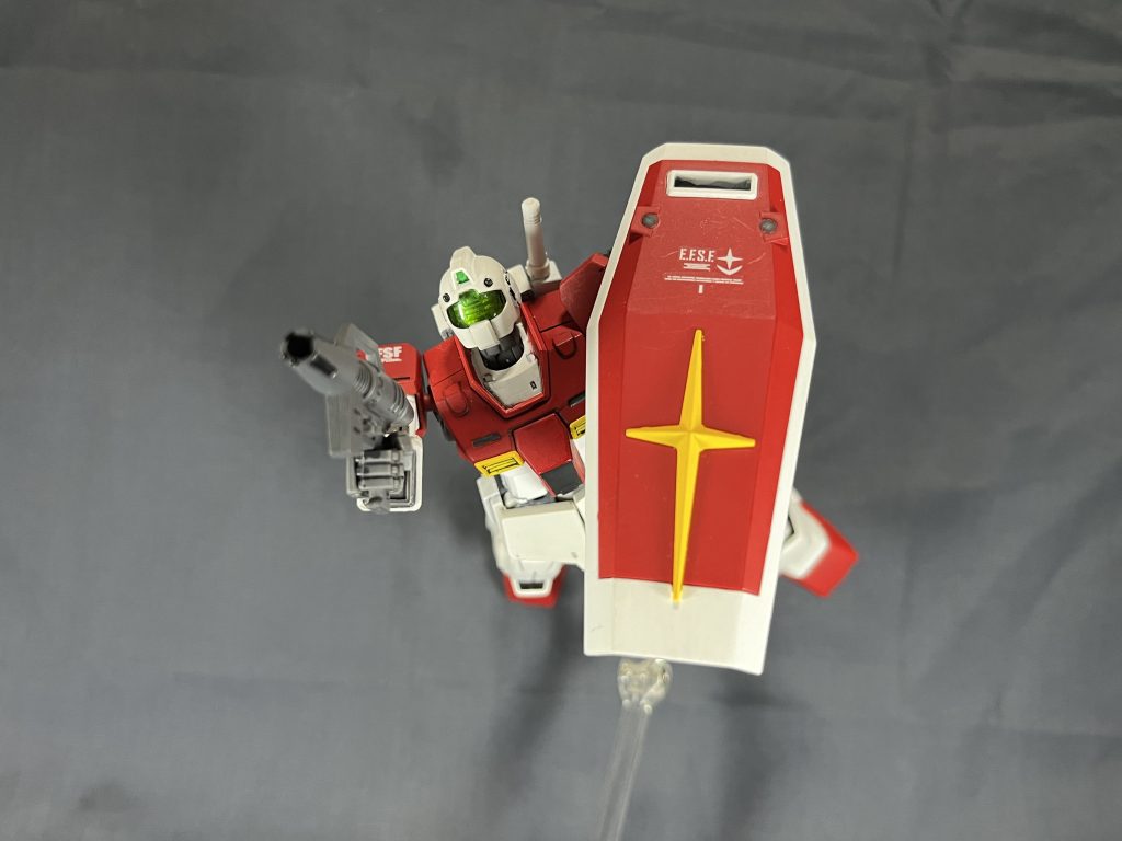 バイザーはクリアブルーの成形色の上からクリアイエローを吹いてクリアグリーンを再現しています。