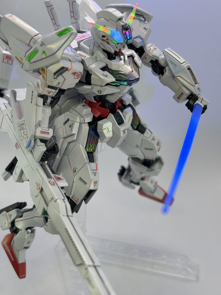 全身発光があまりに難しくポージングは断念しました。お気に入りの発光箇所を紹介していきます。ビームサーベルはもちろん蛍光です。