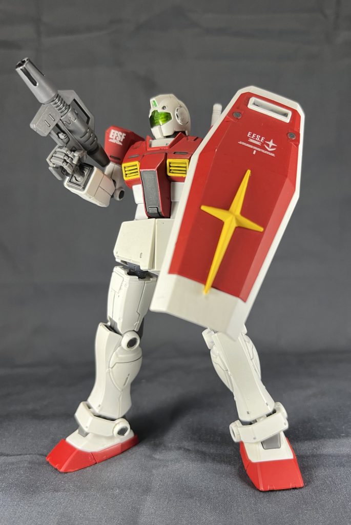 続いて下半身のミキシング箇所です。腰部からアンクルアーマーにかけてはジムナイトシーカーのキットを使用し、足首はオリジンガンダムから流用。ビームスプレーガンは同じくナイトシーカーから。シールドはオリジンガンダム。