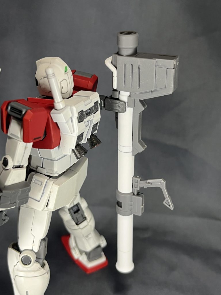 ハイパーバズーカもオリジンガンダムから流用していますが、ターゲットサイトを取り外してプラ板で埋めています。さらにアタッチメントをジャンクパーツから製作する事でMG ver1.0のような装備が可能です。