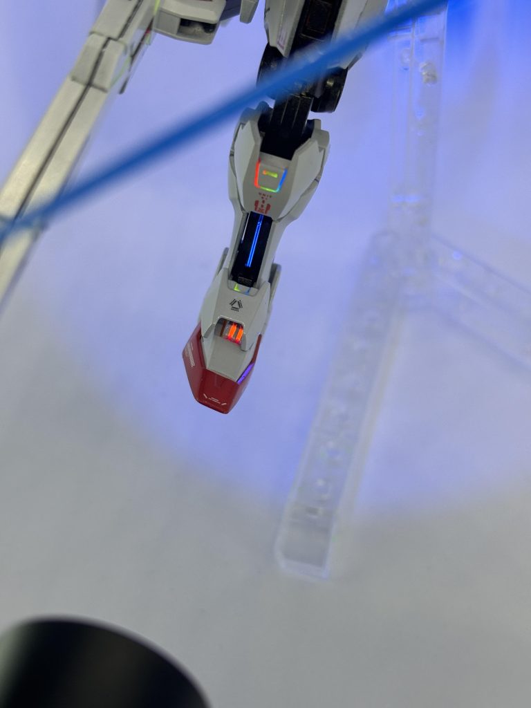 足のモールドその1蛍光ブルーを使用しました。かっこいいんですがライトを直接照らさないと光りません。