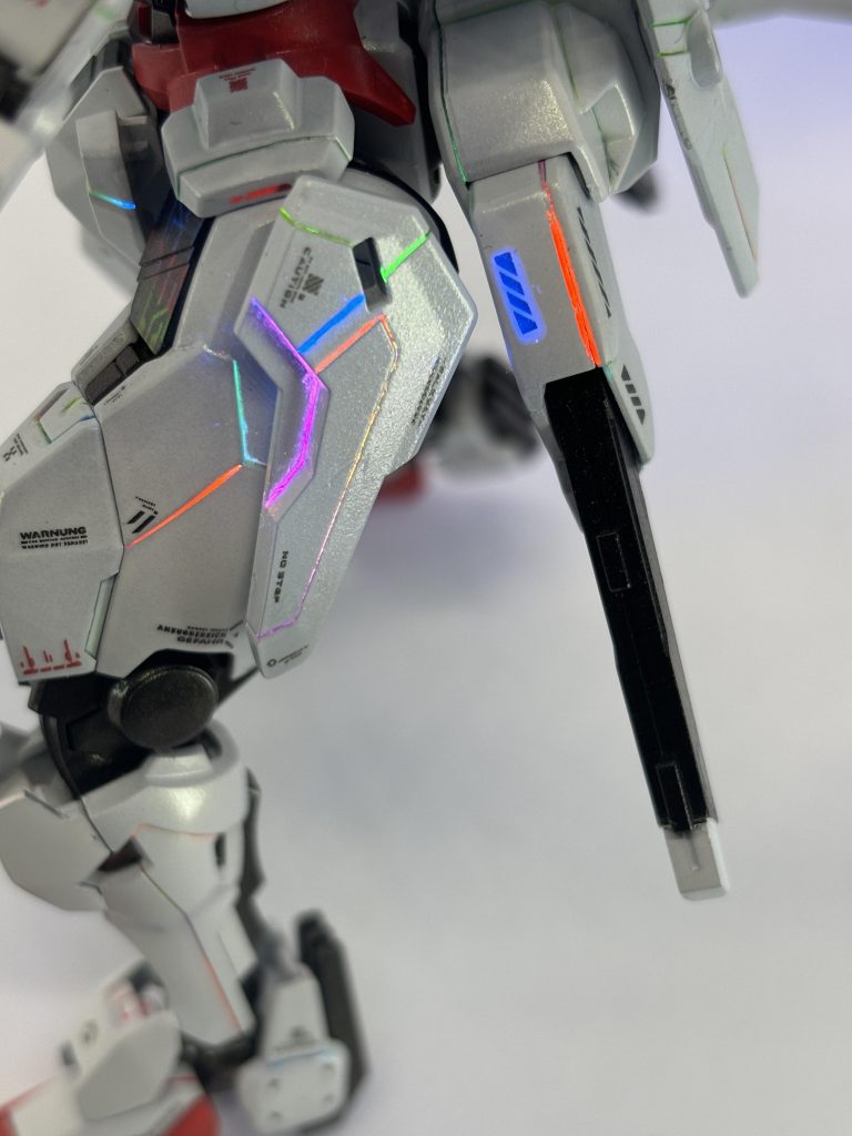 各種蛍光デカールを使用してスミ入れ以外も光るようにしています。ライン系と赤デカールは全て蛍光デカールです。