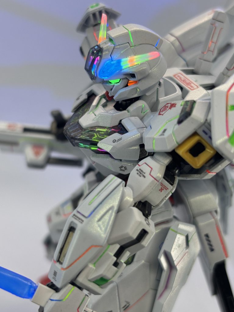 ツインアイやセンサー部分は既存のシールに蛍光塗装して貼り付け後UVレジンでコートしました。星の雫を使用