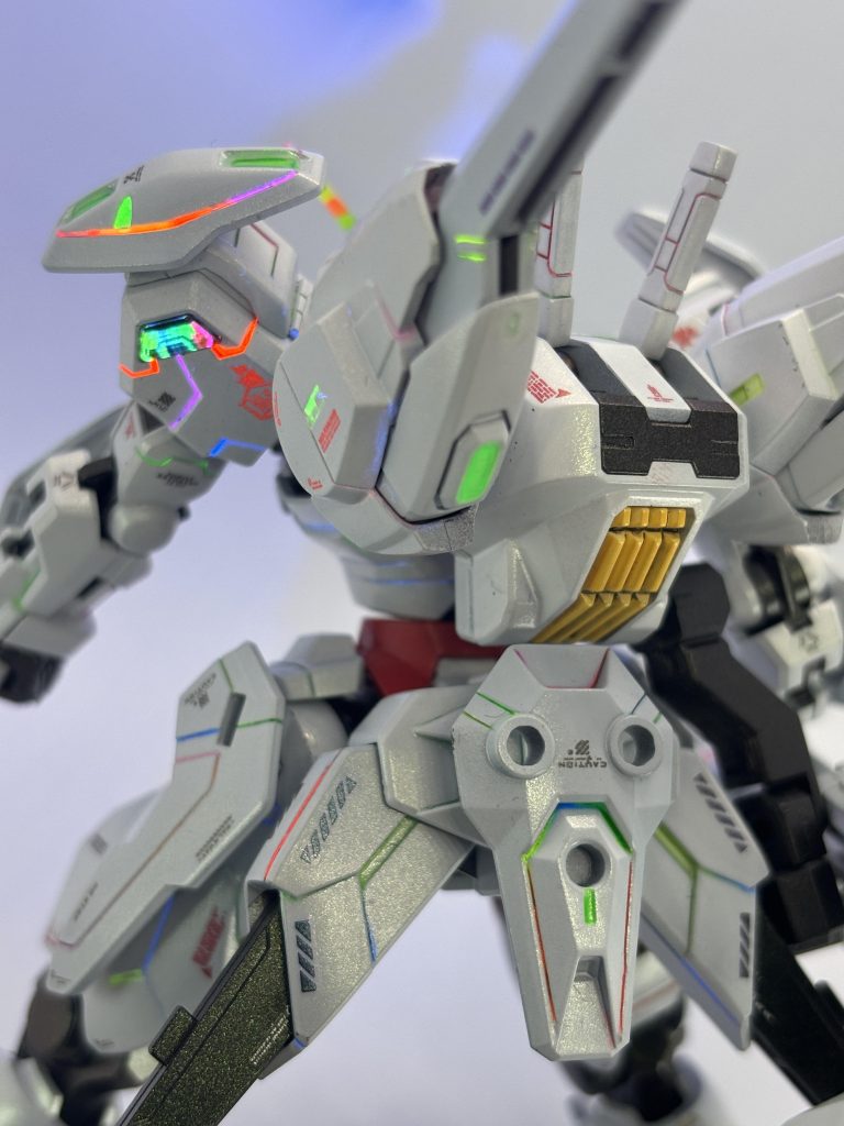 今回は部分塗装に蛍光グリーンを使用しました。バックパックやガンビットに使用