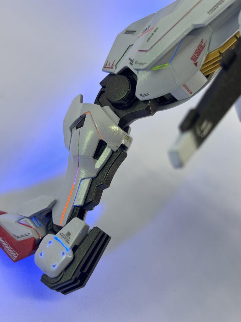 足の四角部分にちょうどデカールが入りました。なかなか発光が難しいです。