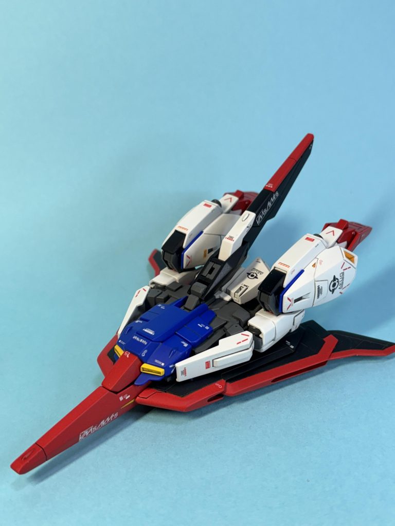 ウェイブライダー形態。パーツをウェイブライダーフレームに取り付ける組み替え変形。