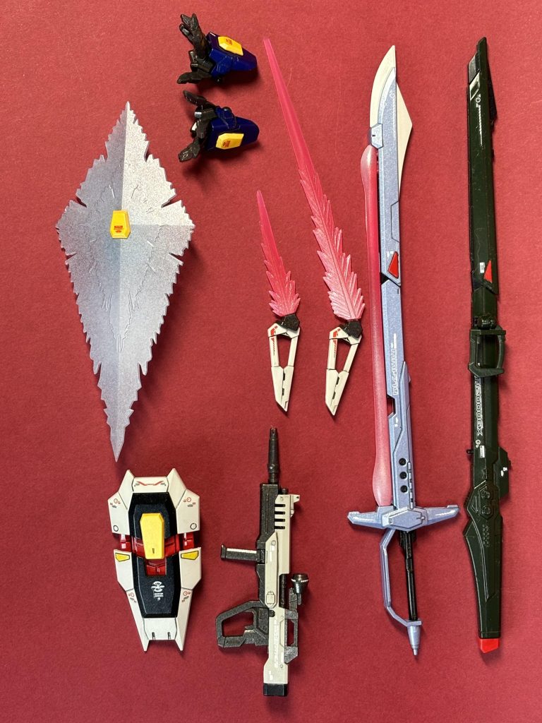 付属武器。シールドはパールライトブルーを軽く吹きつけ。ビームサーベルは根本にパールホワイト軽く。