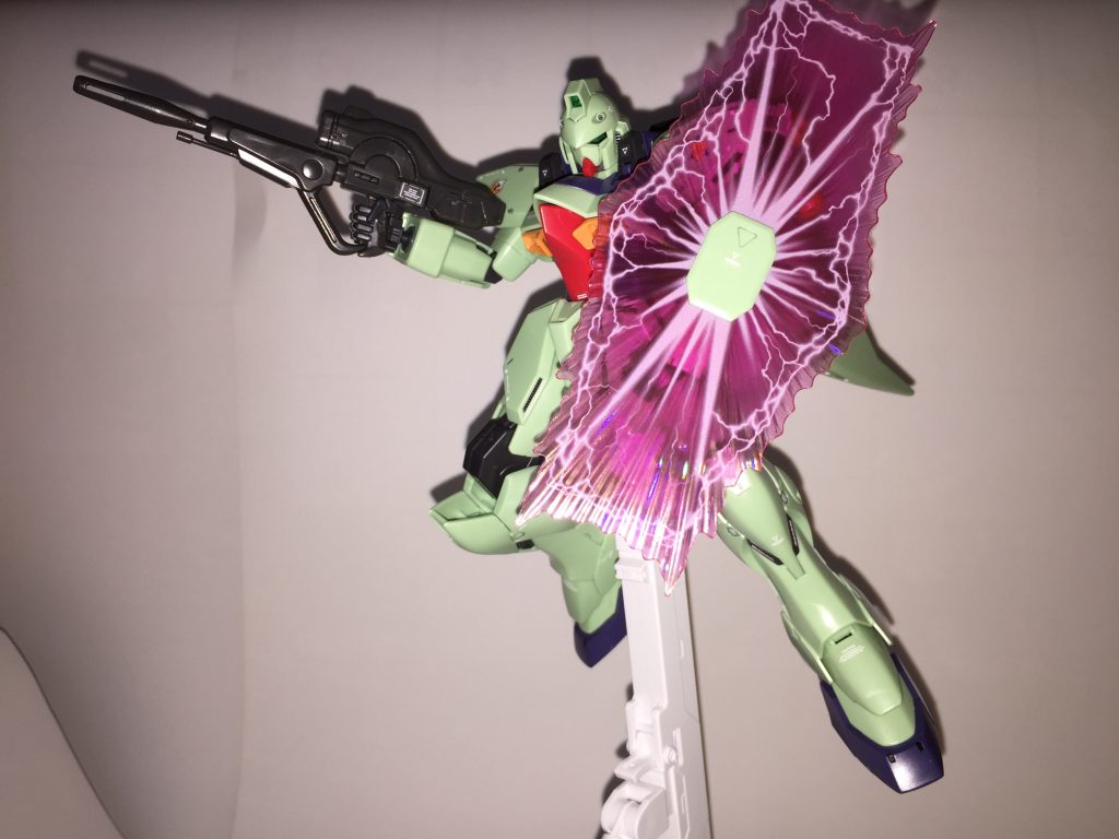 ビームライフルとシールドはMGのVガンダムと同一のもの。このエフェクト入りは好みが分かれそう。