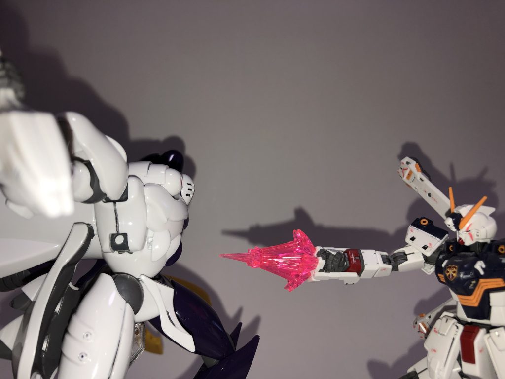 この写真だとよくわかるけど変形構造上仕方がないとはいえ脇のむき出しポリキャップはちと厳しいな……