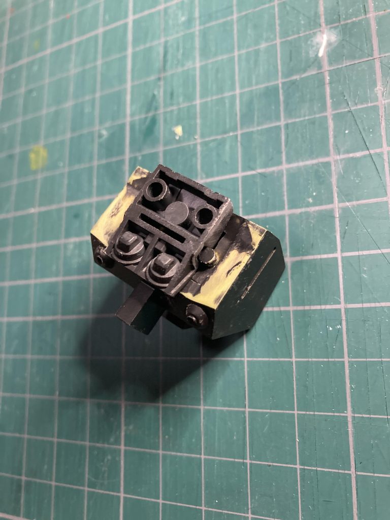 ザクⅡの元々のバックパックのカバーを外した内部構造パーツと、旧キットの機雷散布ポッドの接続ピンの位置がピッタリ合うので簡単に取り付け出来ました(ピン部分には見えないようにカバーを付けて接着しています)通常ザクとのバックパックのコンパチ仕様にしようかと悩みましたが、口とお腹から出ている動力パイプの長さが違うため、差替えとすると強度が不安なため断念しました