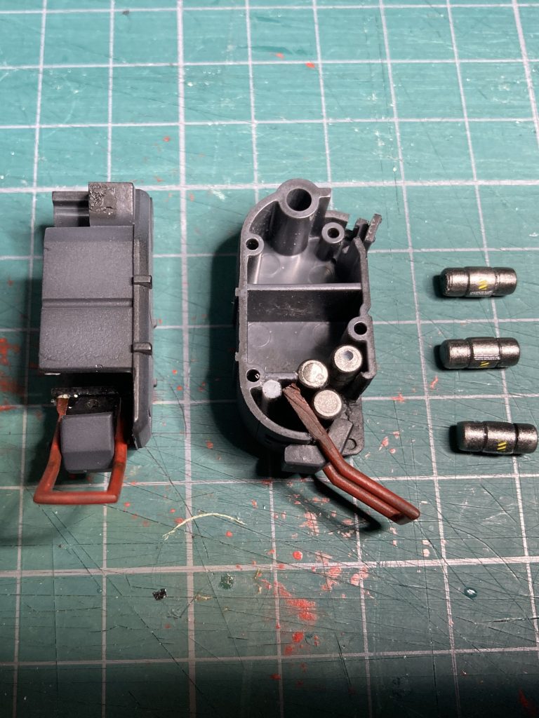 機雷は見える部分の各3個作成していますプラ棒に太さの違うプラパイプをはさみこんでデカールを貼って完成　機雷レールはキットのものをカットして角度を付けてそのまま使用しています機雷散布ポッドの上部2カ所のスリットは裏から少しづつ削って開口させて金属のメッシュ板をはさんでいます