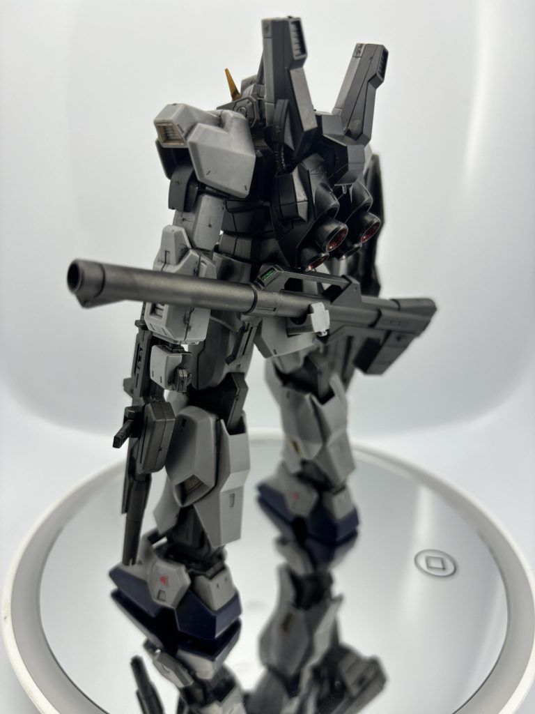 このキット全体的にポロリが多くてライフルもバズーカもシールドもポロポロでした。プロポーションいいだけにもったいない…少し太らせる加工必要かもしれませぬ。