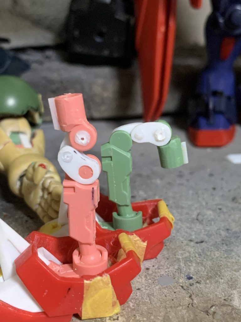 ひざの三重関節はポン付けパーツなので比較的簡単に作れます。最初は二重関節で試作していましたが、太もも外装とふくらはぎ外装が干渉するのであんまり可動域は広がりませんでした。その辺を踏まえて、伸びる動きが必要と気付き三重関節になりました。ただ、このパーツを入れると脚全体が長くなるのでSDっぽさが失われます。最近ではスネフレームを短縮して全長を小さく収めるようにしています。