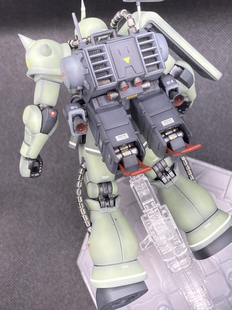 今回のメイン工作となる機雷散布ポッドですもともと組立塗装済の接着済パーツだったので基本的な骨格だけの残してモールドなどはすべて削り落としてプラバン等でモールドを作り直し左右バーニアはスプリング接続で確度が変更出来ます機雷ストック収納部分は先のグフ制作時にも使用した某ガトリングブレードの弾倉部分です上部のパーツはレーダーかと思ってそれらしいパーツに置き換えましたが、設定をよく見るとソーラーパネルでした口の動力パイプや武器がアンテナと接触するため真ちゅう線に交換し取り外し式としています