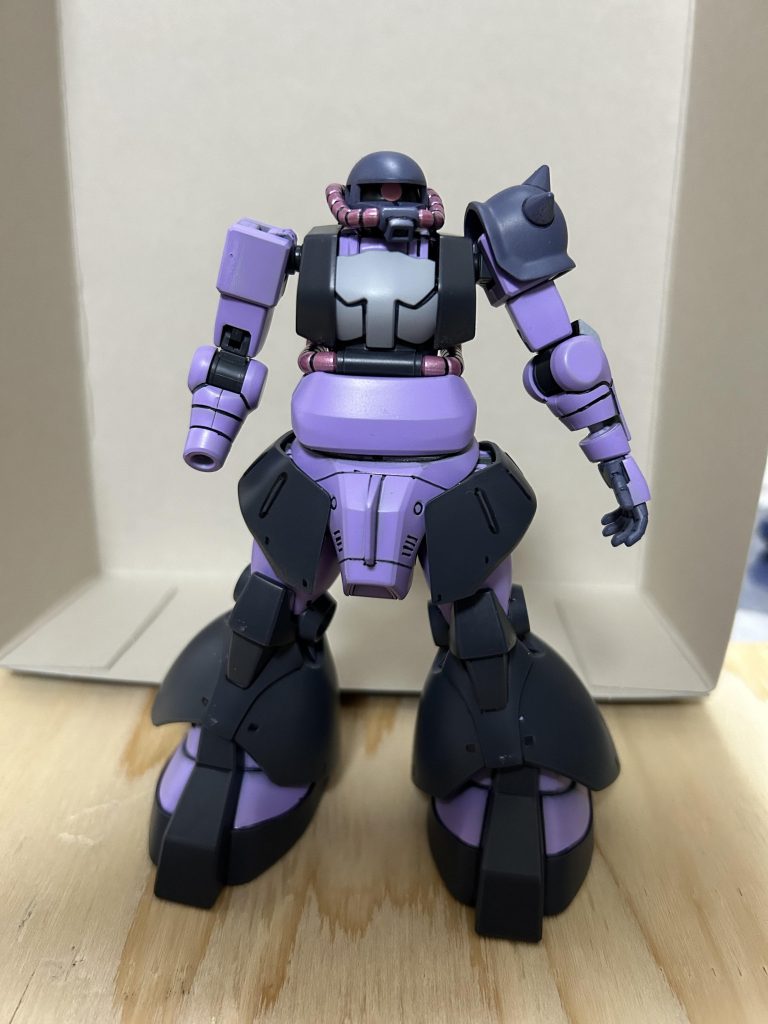 最初に仮組してみるとズゴックEの腰が腹が出ている感じになり寸胴だったので腹部分をぶった斬りました。