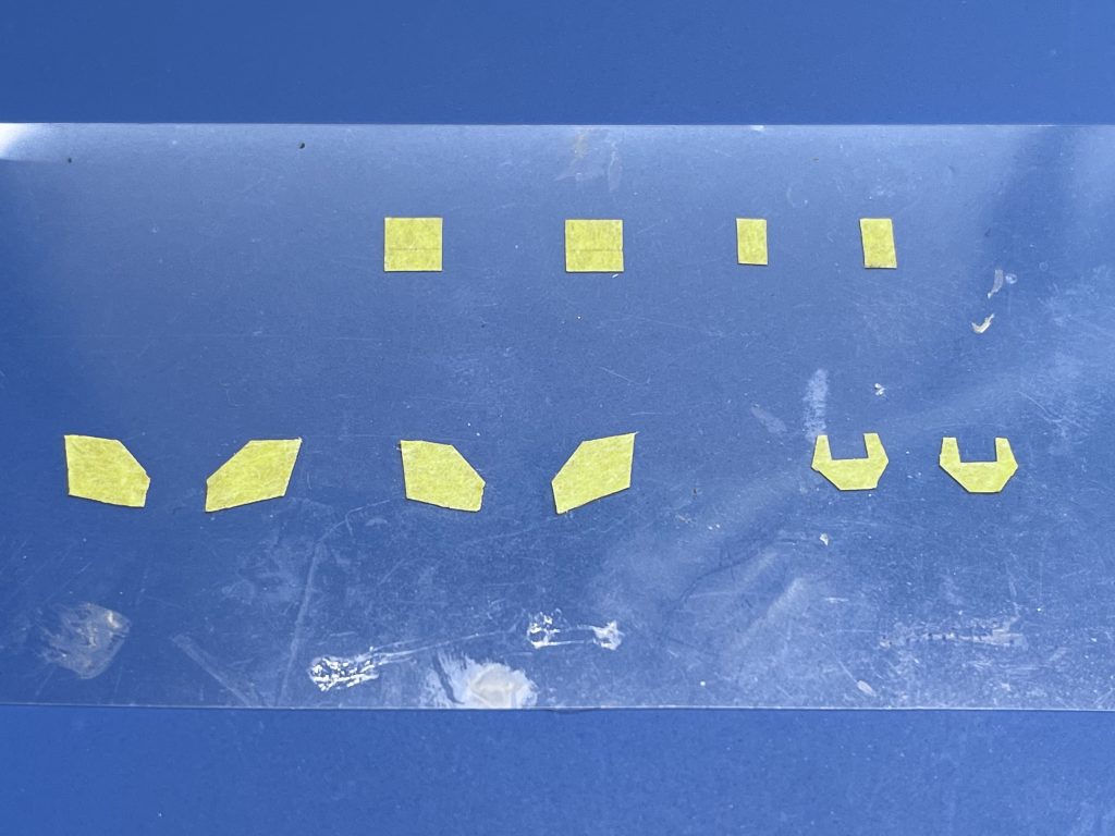 写真を撮り忘れましたが、シェルユニットの発光はこんな感じで切り出したマスキングテープに蛍光塗料で模様を描いてブラックライトを照らしています(下段はアルスコアガンドノードの胸部)。これを貼り替えることで無/赤/青それぞれを表現しました。これをやる為にコアガンヴォルヴァでは額と胸部、アルスコアガンドノードでは頭部胸部と背面バインダー×2、これらをレジン複製して無色のクリアパーツ化したのですが、クッソ面倒くさかったです。