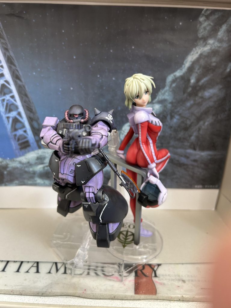 最初はザクの色違いだけかと思ったのですが、よく観るといろいろ違う所があり、どうしようかと悩みました。