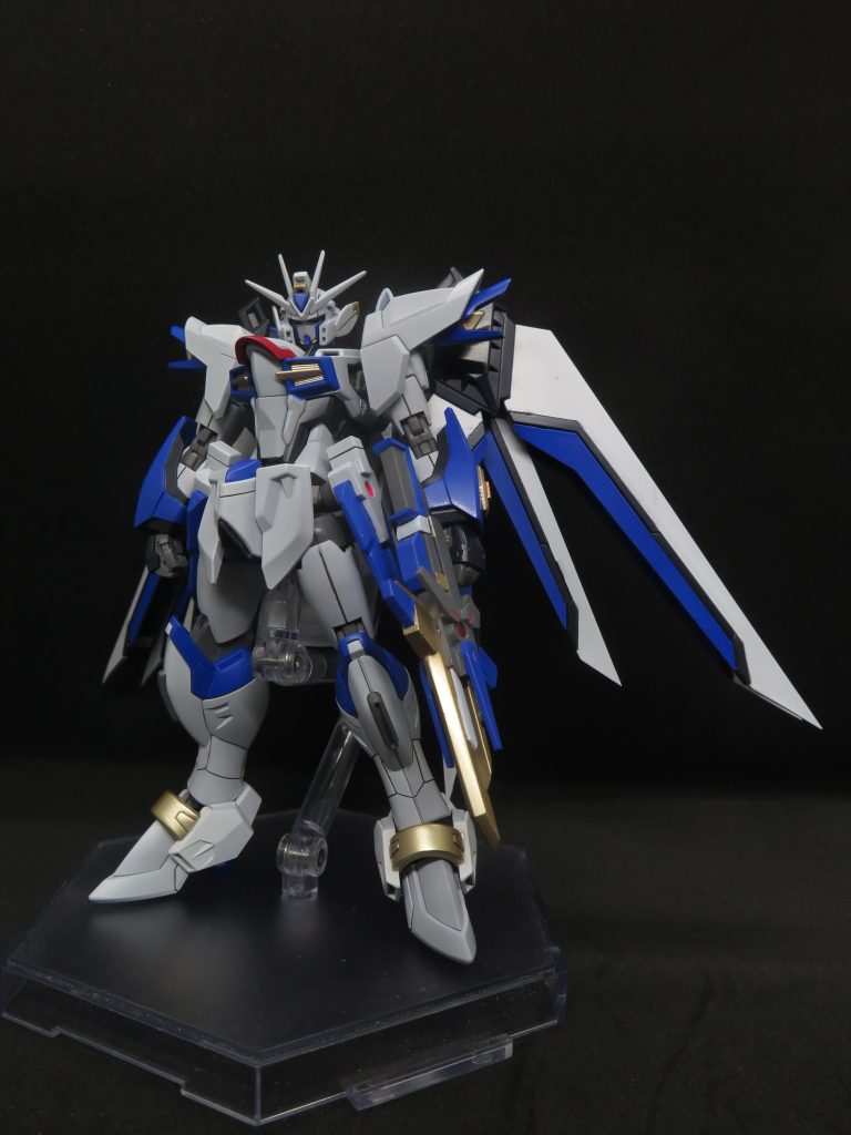 機体紹介:レイジングドレッドノートガンダムナノハが搭乗する機体、ベースキットはライジングフリーダムガンダム。主の改修点は頭部や腰部にドレッドノートガンダムを意識したデザインに変更された。エンジンもザフト系ガンダムの核エンジンに変更して、頭部はデュートリオンビーム受信器やNJCを装備した仕様となっている。