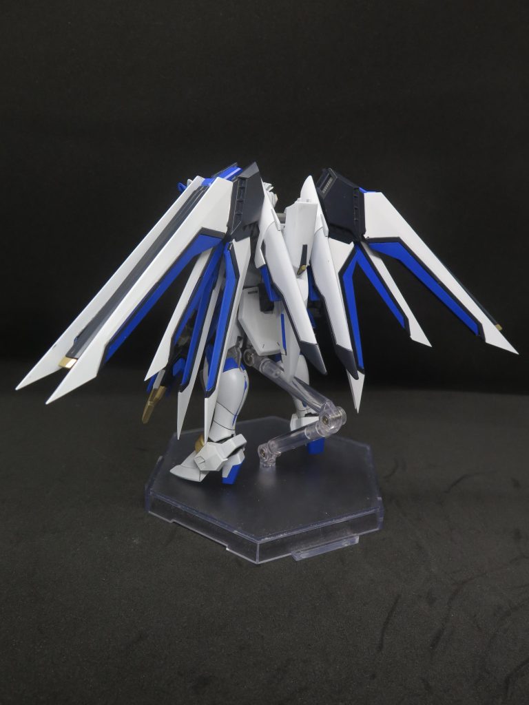 パイロット紹介：ナノハ本名は高町なのは、私立海聖小学校4年1組、友人たちに誘われたことでGBNを始めた、現在は知り合いのフォースに所属中。長けている戦闘スタイルは中、遠距離射撃戦のほか、及び高い空間認識能力を活かしたオールレンジ攻撃。アバターはフォースメンバーに合わせた専属仕様の軍服を纏い、髪型はサイドテールの成年女性の容姿をしている。備考：アースラアースラ分隊の母艦。機動戦士ガンダムSEEDシリーズに出るアークエンジェル級の三番艦。変更は配色のみで、原型艦の機能や武装は保留されている。特殊機能：疑似人格コンピューター[R.H.]F90と同じように、プロセッサ上に疑似人格知識ベースを構成してプログラミングされた機体OS。本機には戦闘プログラムTYPE 