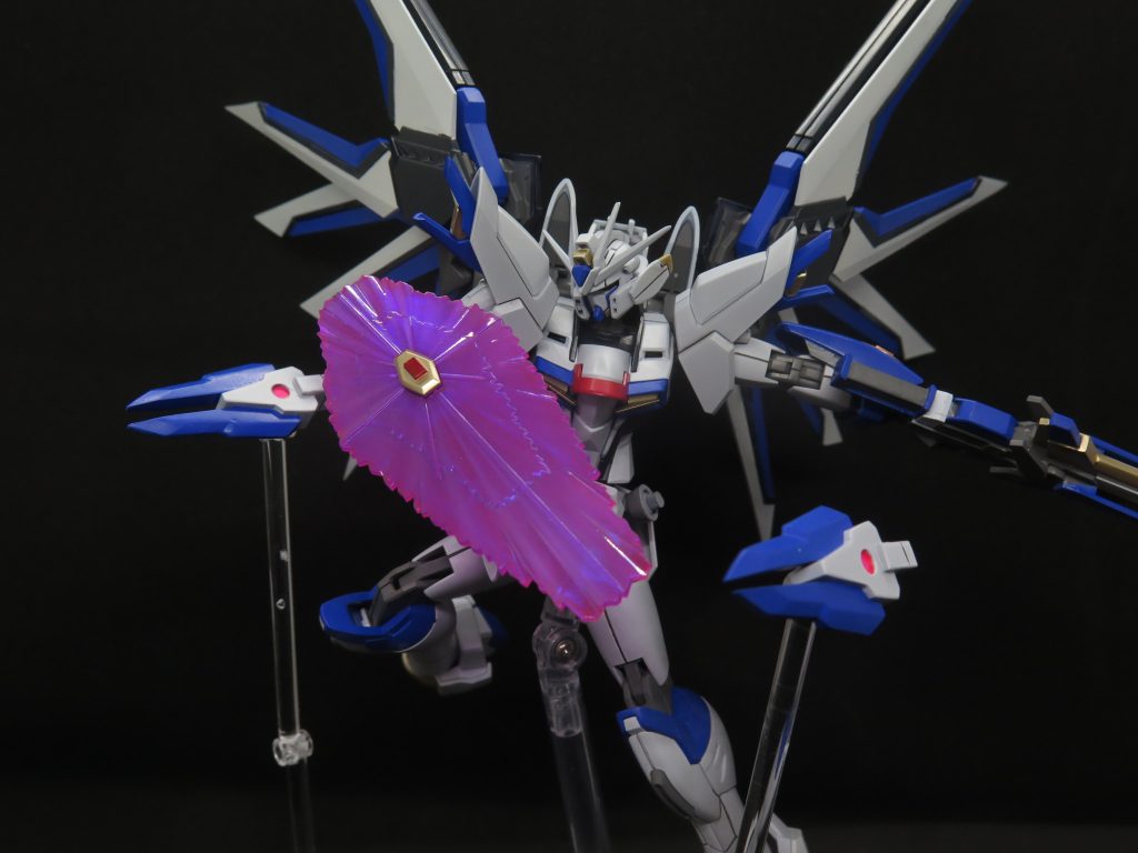 武装:レイジングプリスティスドレッドノートガンダムが使った攻撃端末の発展型、無線式となっており、分離時は高出力ビームを3発撃てるほどのキャパシティを持つ。