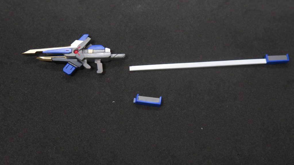 武装:レイジングバスターライフル機体本体からエネルギーを供給する方式を採用しているビーム砲。収束率や出力が変更可能で、通常時はビームライフルとして扱える。高出力の広域、及び精密射撃も対応可能ですが、反動が大きいため、使用時は後部を延伸したポジションを取る。