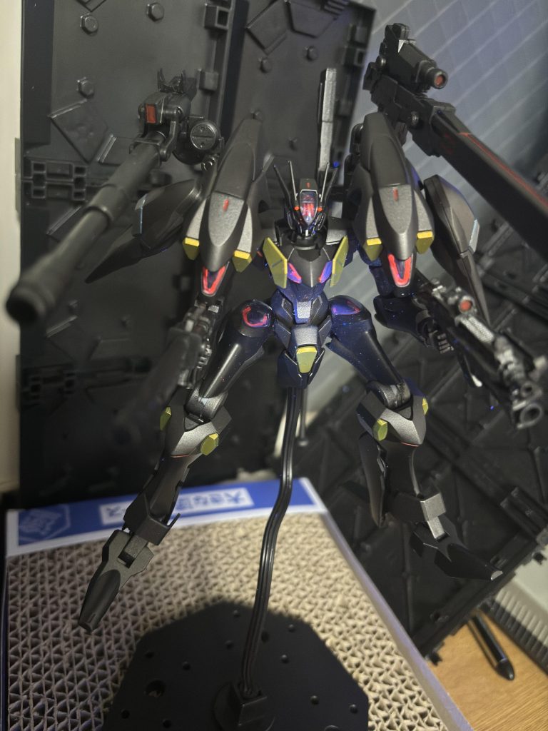 シェルユニットは付属のシールを蛍光塗装しています。クリアレッドも使って真っ赤に染めました。