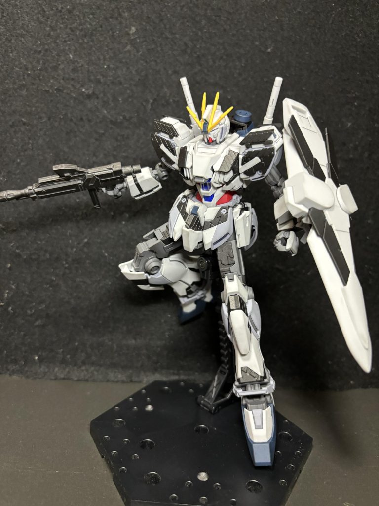 サイコフレームとビームライフルは黒鉄色で塗装エッジに薄くウェザリングつや消し仕上げです