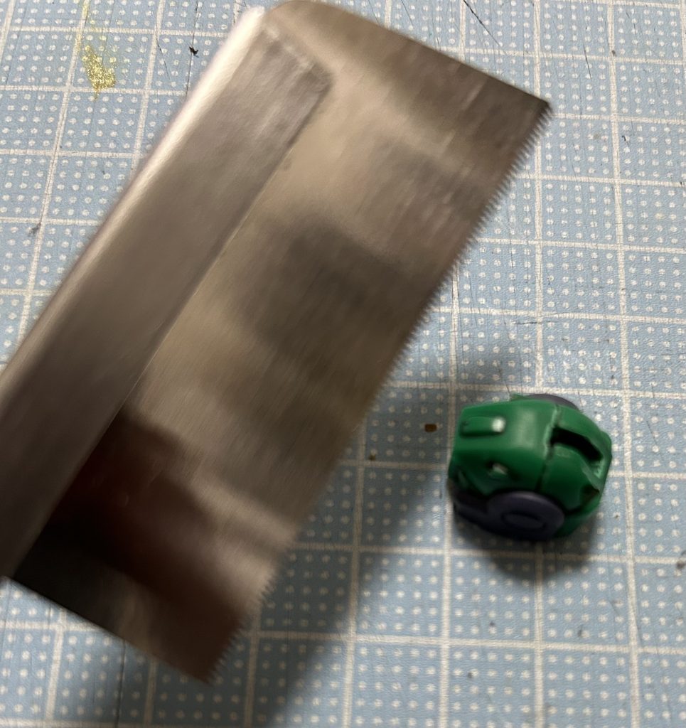 頭：頭頂部のセンサーが邪魔なのでぶった斬って、パテで穴埋め。