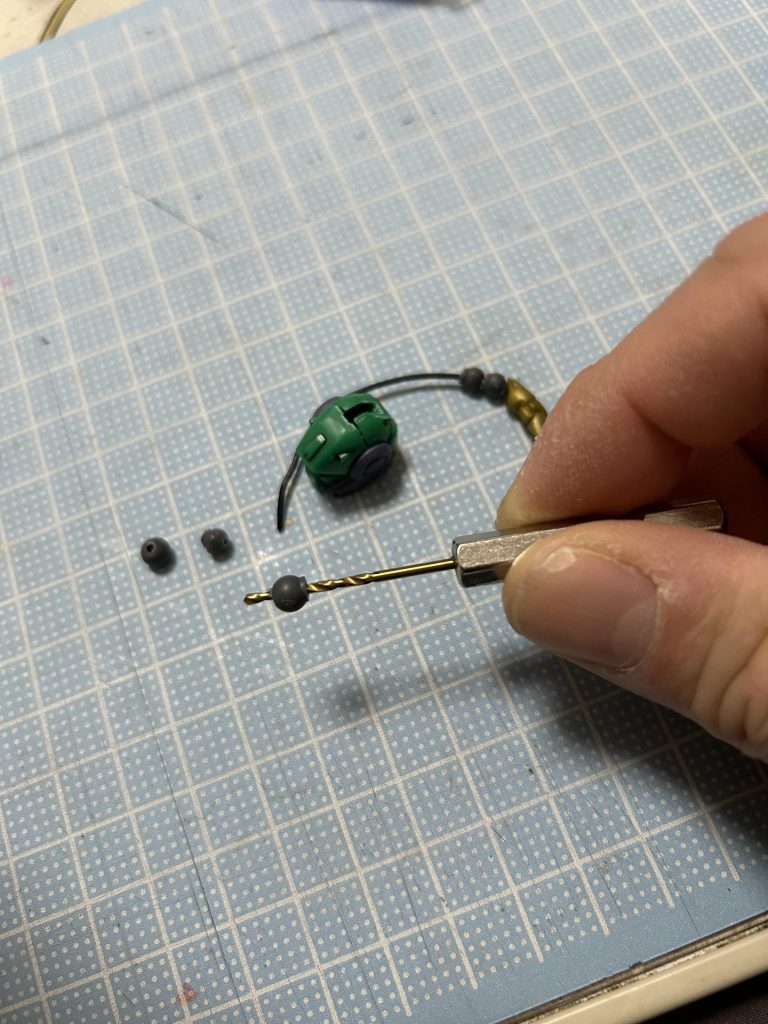 おさげ髪は手首や腰などに使用されるボールジョイントを連結させ、髪の先は余っていた某MGの親指部分で作りました。