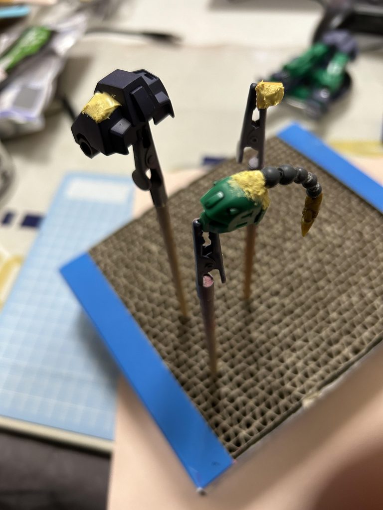 体：胸の排気口？部分と外した排気口パーツをパテで埋め、排気口パーツはその後胸当ての形状に加工。胸当てベルトは0.3mmのプラ板で作りました。