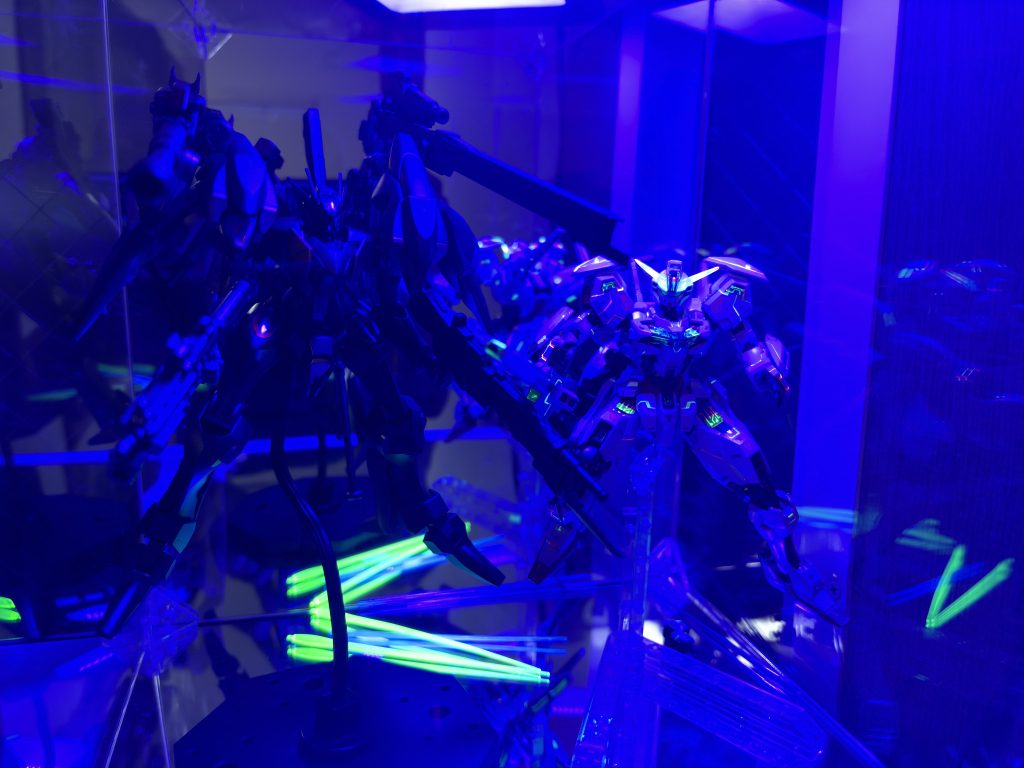 上からブラックライト🔛置物のビームサーベルの主張が激しすぎる😿