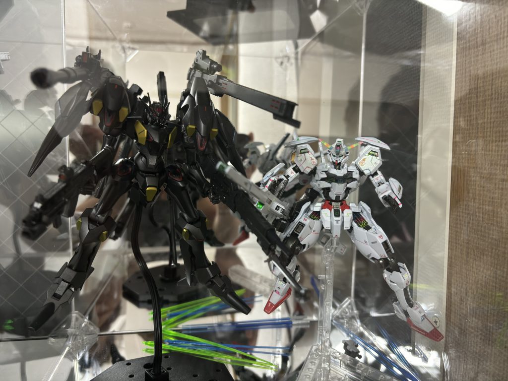 仮置きでスレッタと添えてみました！ファラクトでかすぎい！白黒ペアでお似合いですがターンテーブルは流石に置けない…！間にグエル先輩はさみたいなー