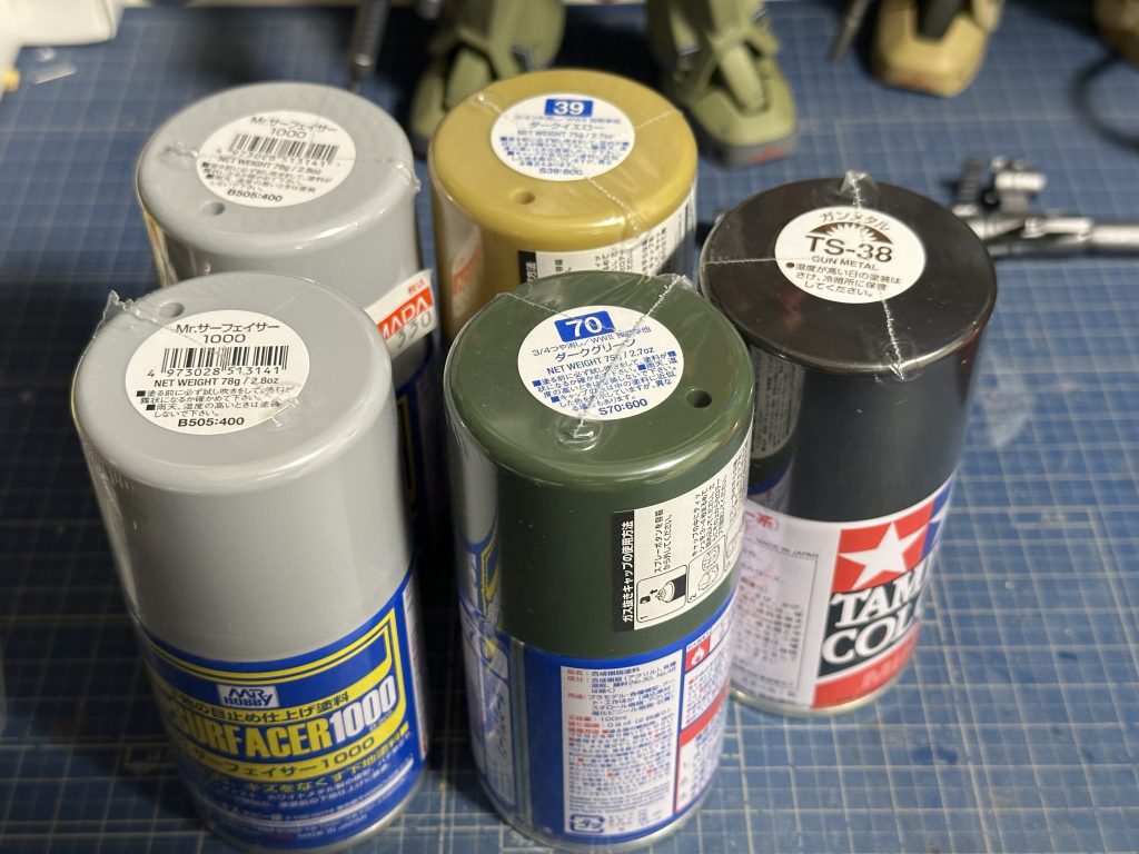 使用した缶スプレー。クレオスのダークイエロー、ダークグリーン。タミヤのガンメタル。後はクレオスのニュートラルグレー、ジャーマングレー。細部はスプレー塗料を塗料皿に出して筆塗り。