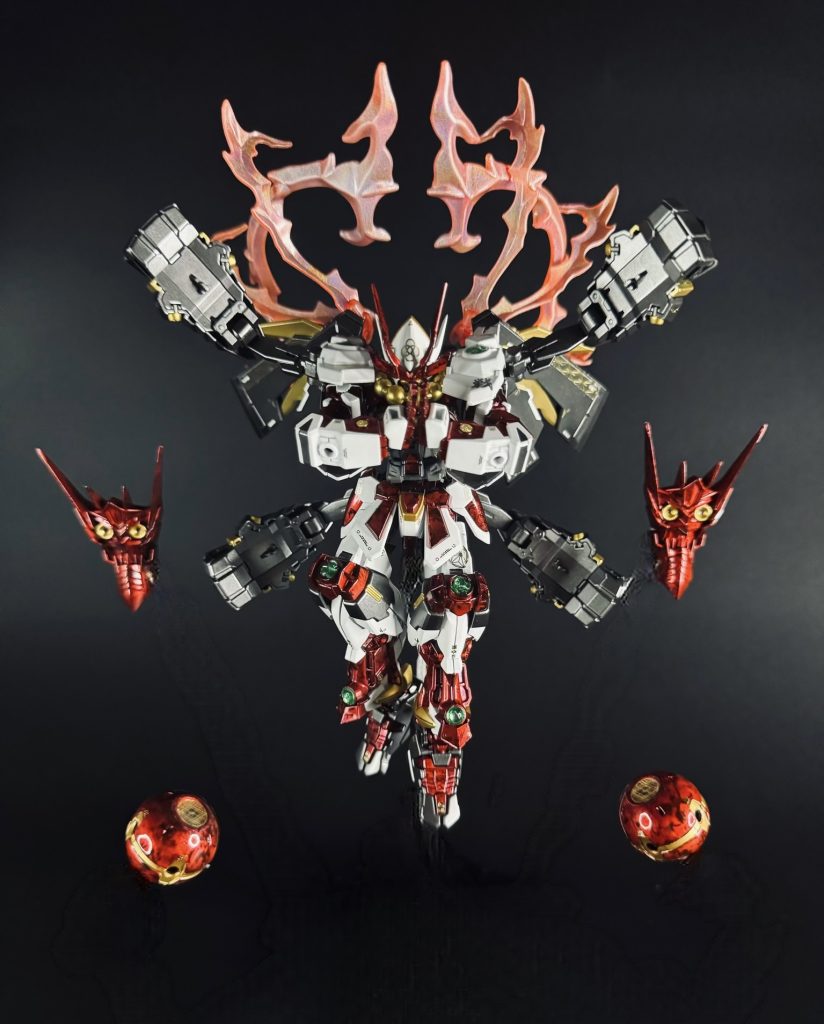 ここからはオリジナルのポージングです。三面六臂の構え鬼の盾含めた3つの顔に6つの腕ということで阿修羅の名前を冠しています。丸い球体は求道玉と名付けました。鬼の盾と求道玉はファンネル形式です。