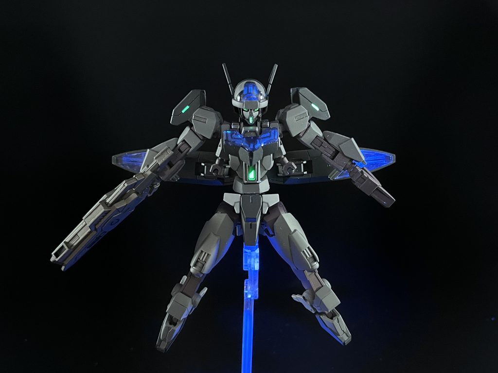 そうして作られたのがこのアルスコアガンドノードである。この機体をGBN、リアル双方に配置することでGBNネットワークをリアルへと拡張。それらとデータリンクさせた機体をさらにメタバース内に用意することでデータストーム空間をメタバースへも拡張し、アルスがGBN内に留まり続けながらもメタバースでMSを運用することも可能になった。何を言ってるかわからねぇと思うがおれも()