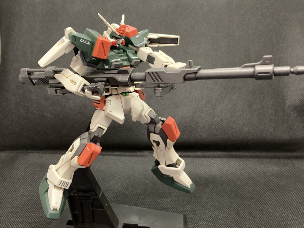 キュベレイを作っている最中、ガンダム seed freedomの映画観に行って、seed系のプラモデル作りたくなって中断し、手取り早く成形色部分塗装仕上げでバスターガンダム を組んでしまいました。1,100円でも十分カッコいいバスターガンダム 。次は中断したキュベレイ仕上げるぞ〜。