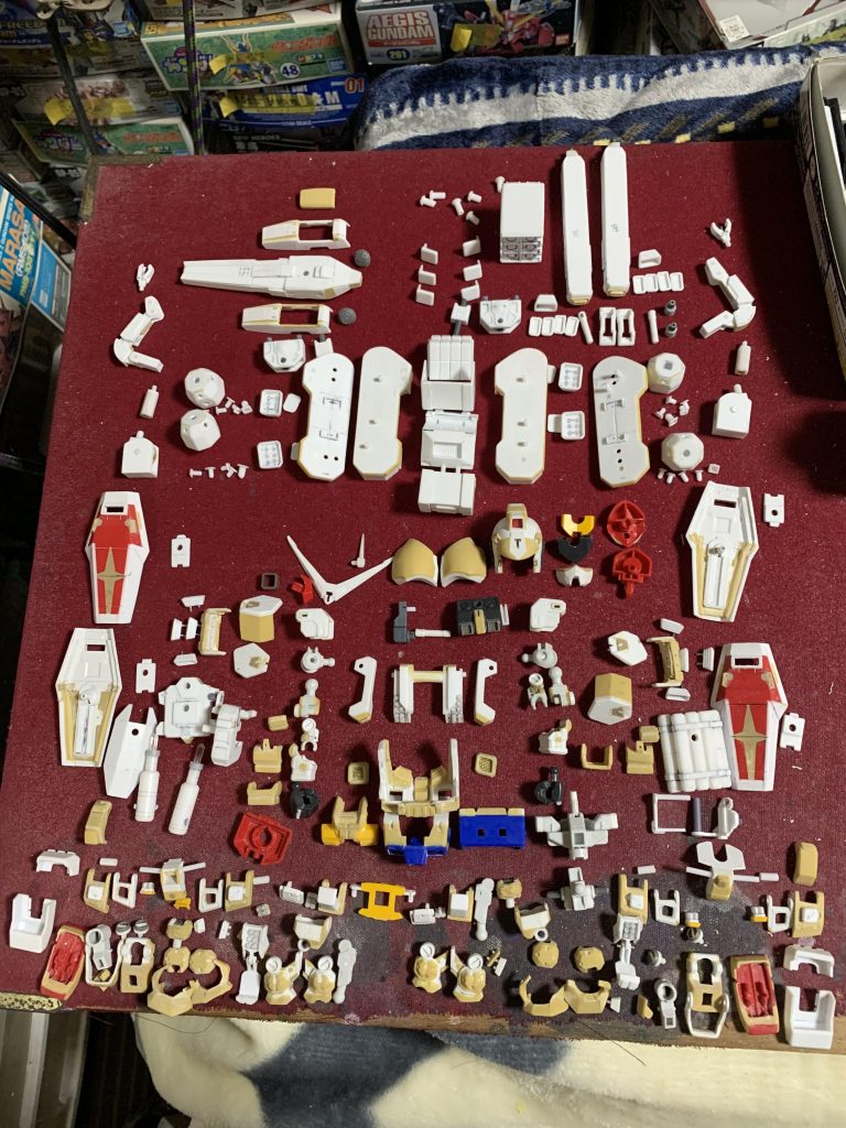 塗装前の全パーツサイコザクと比べ、ベースとなる素材が少なくほとんどが自作パーツという点で苦労しましたね〜。