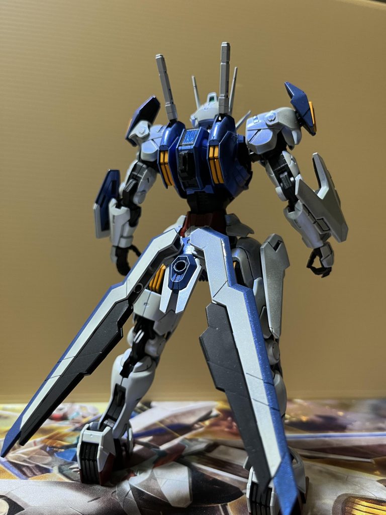 バックショット。腰部エスカッシャン、左右肩部装甲のハイライトが青くなっているかと思います。