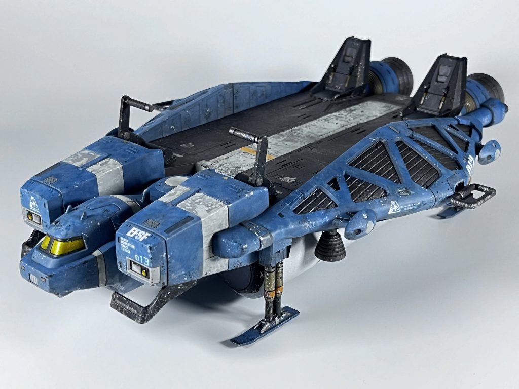 大尉「機長、うちの新米が生意気な口を利いてすまない。よろしく頼む」機長「お任せ下さい。さあ少尉殿、ご乗船下さい」